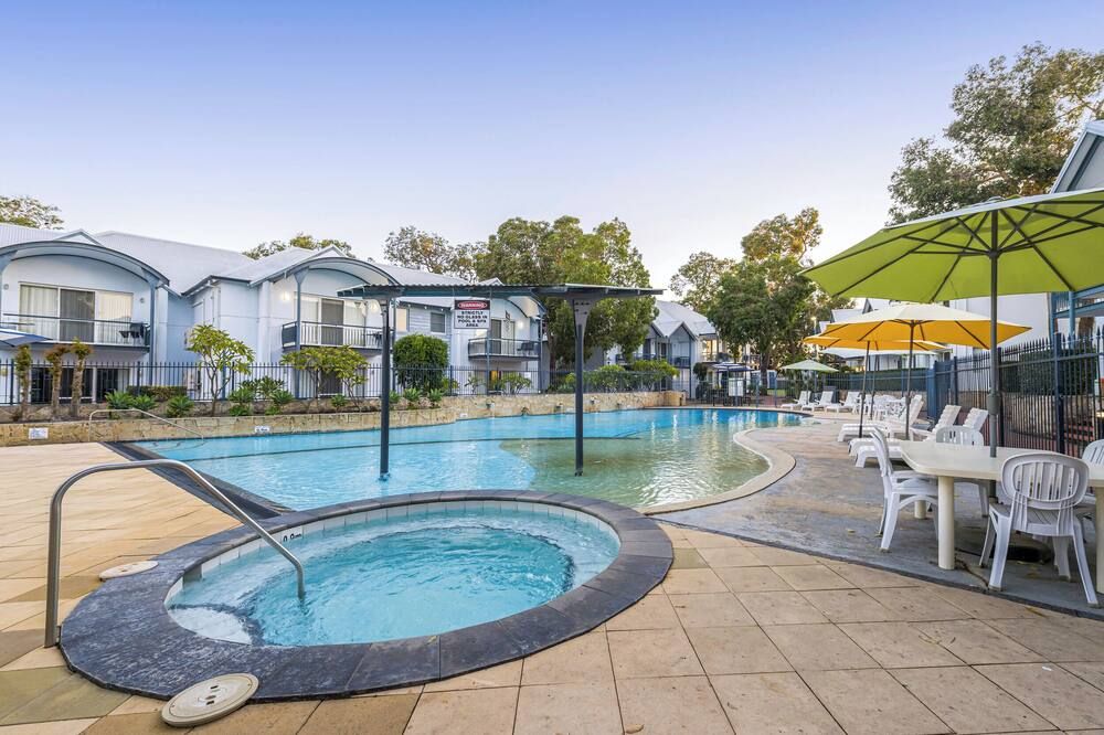 حوض السباحة