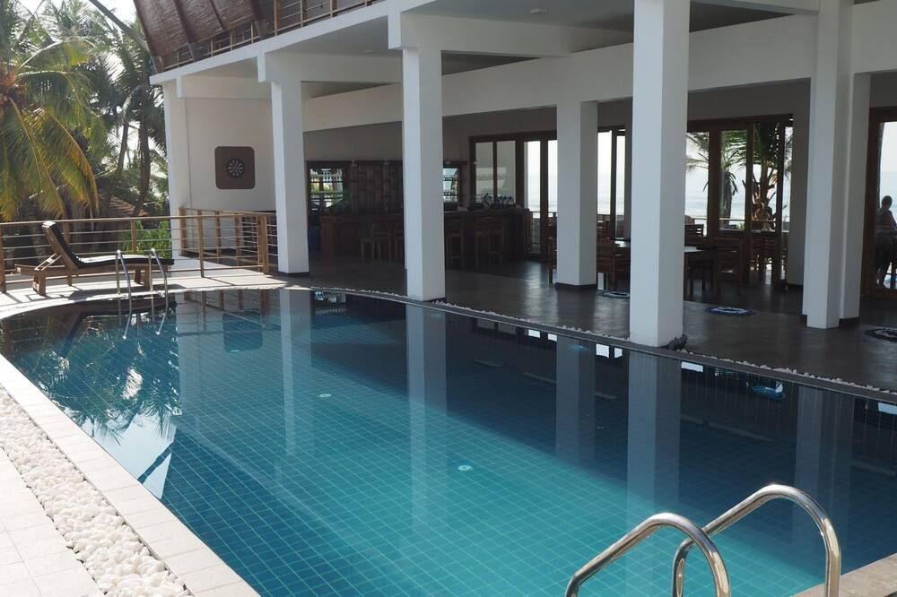 حوض السباحة