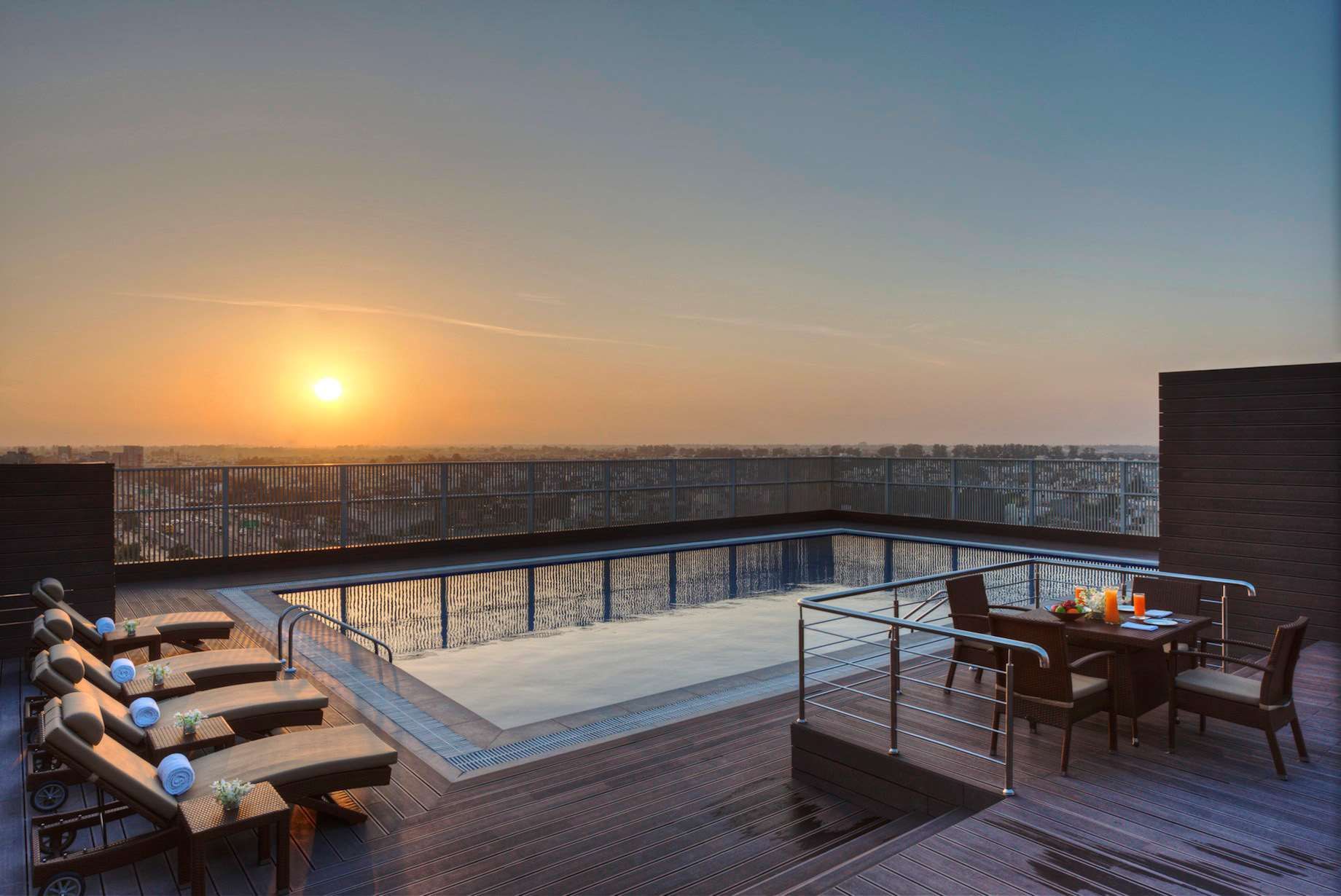 حوض السباحة