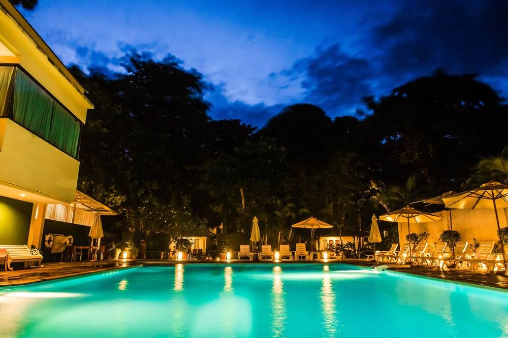 حوض السباحة