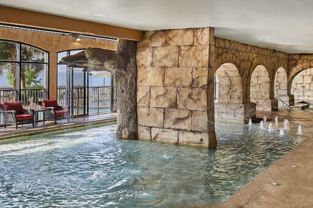 حوض السباحة