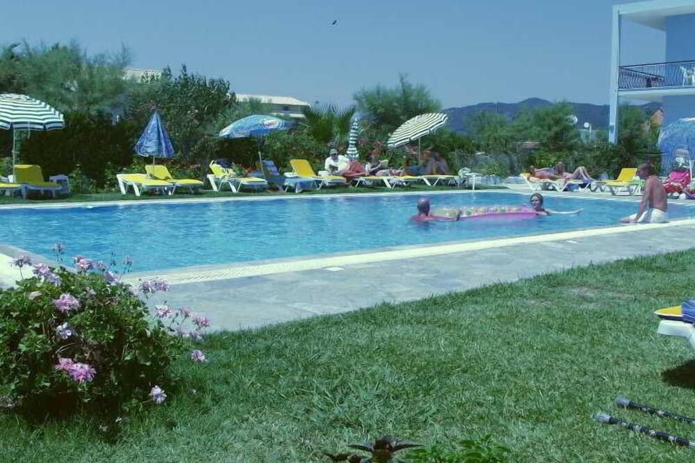 حوض السباحة