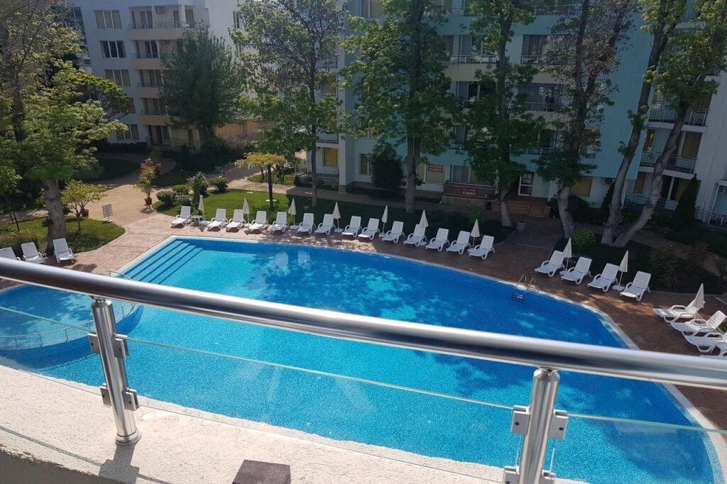 حوض السباحة