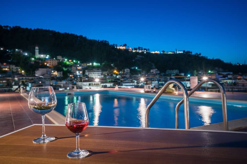 حوض السباحة