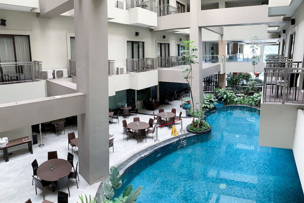 حوض السباحة صورة