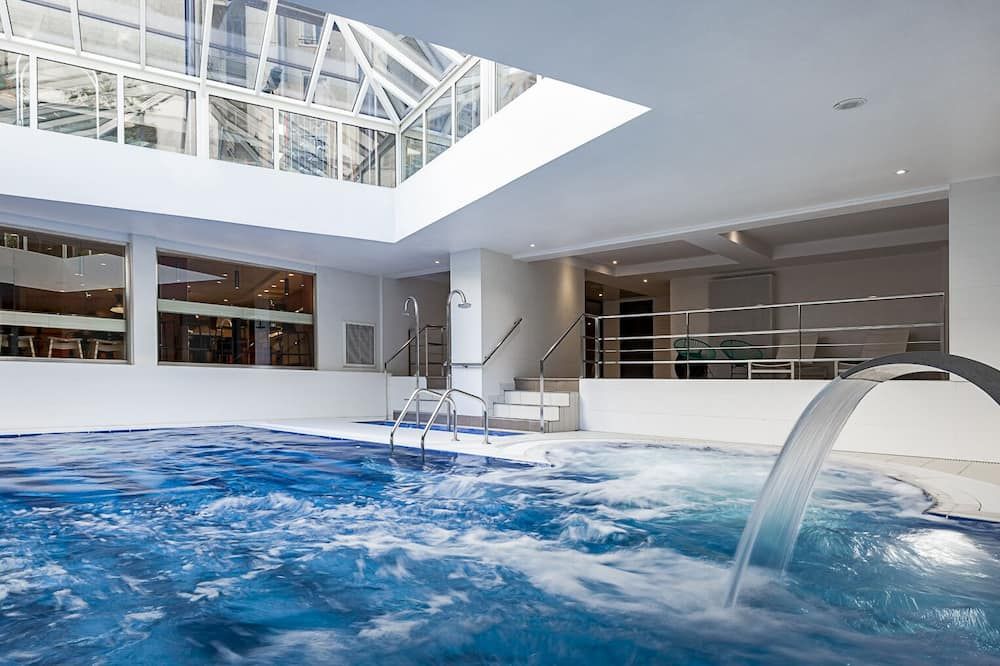 حوض السباحة