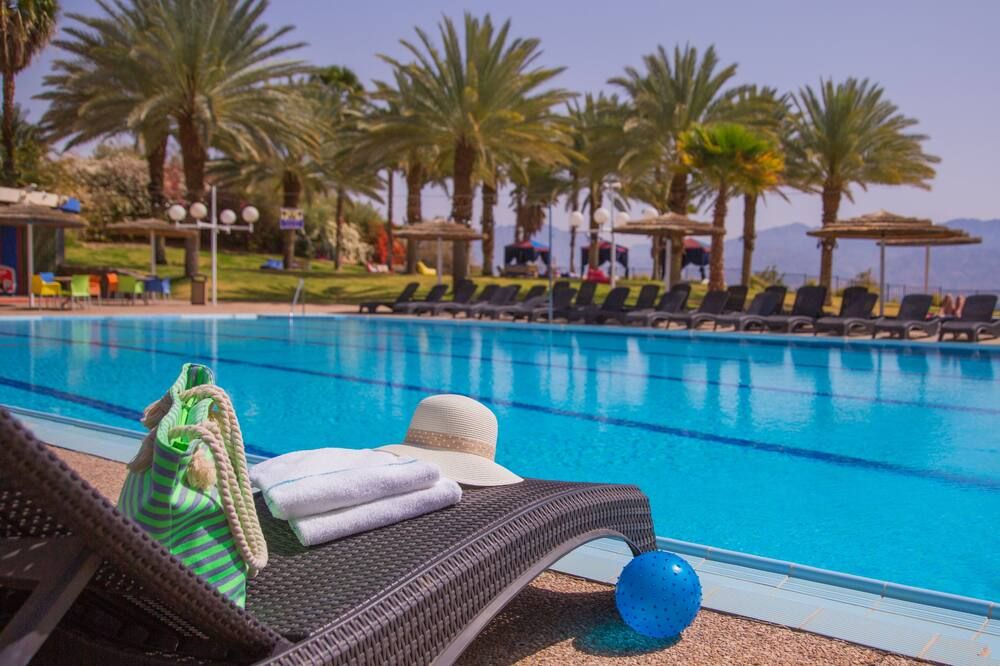 حوض السباحة