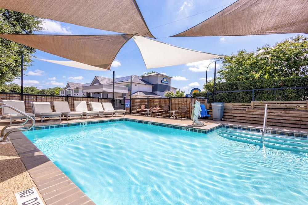 حوض السباحة