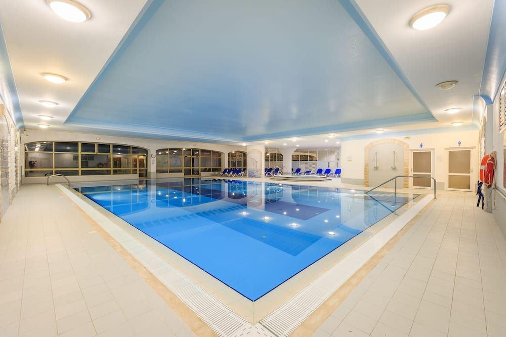 حوض السباحة