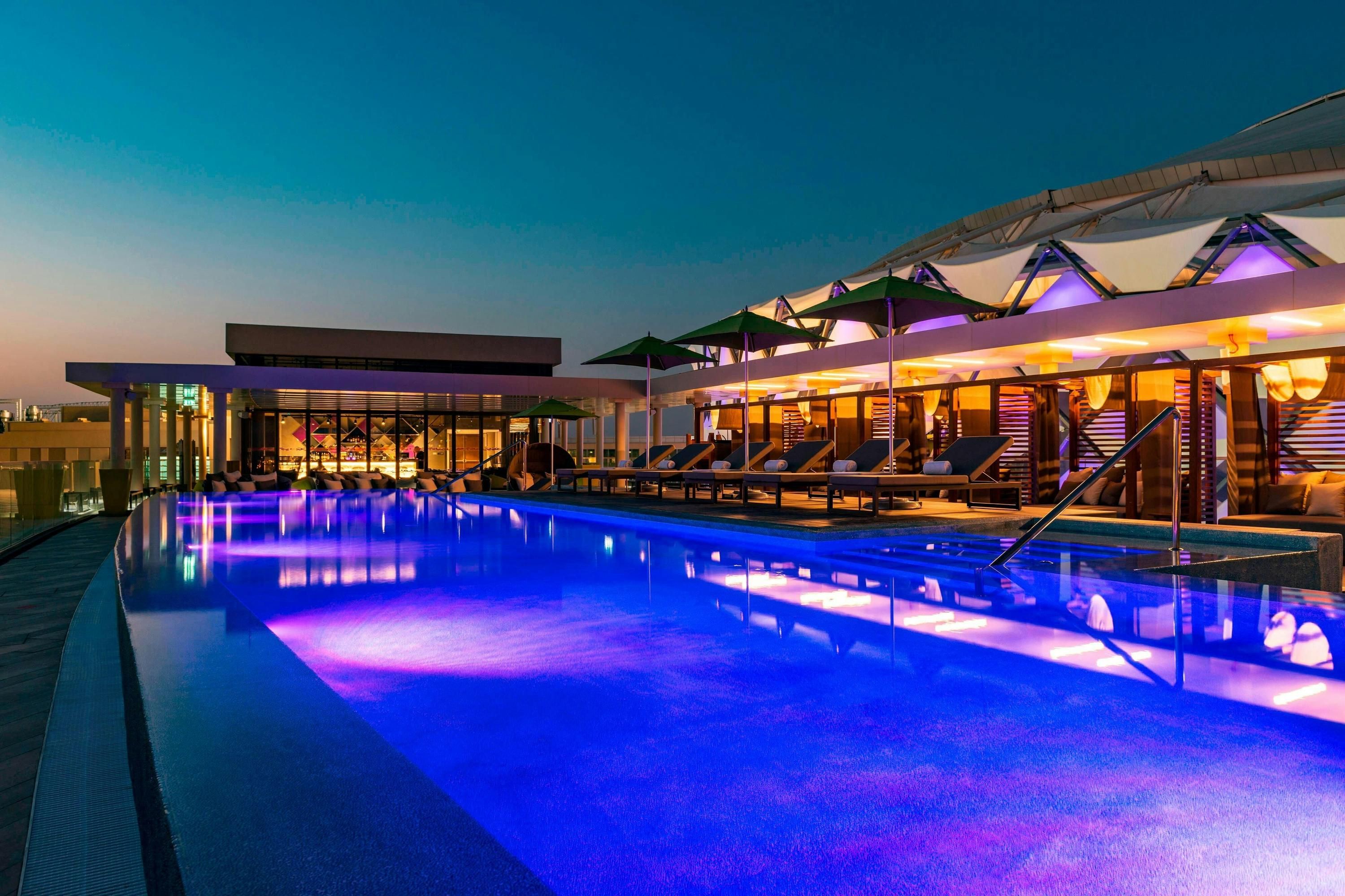 حوض السباحة