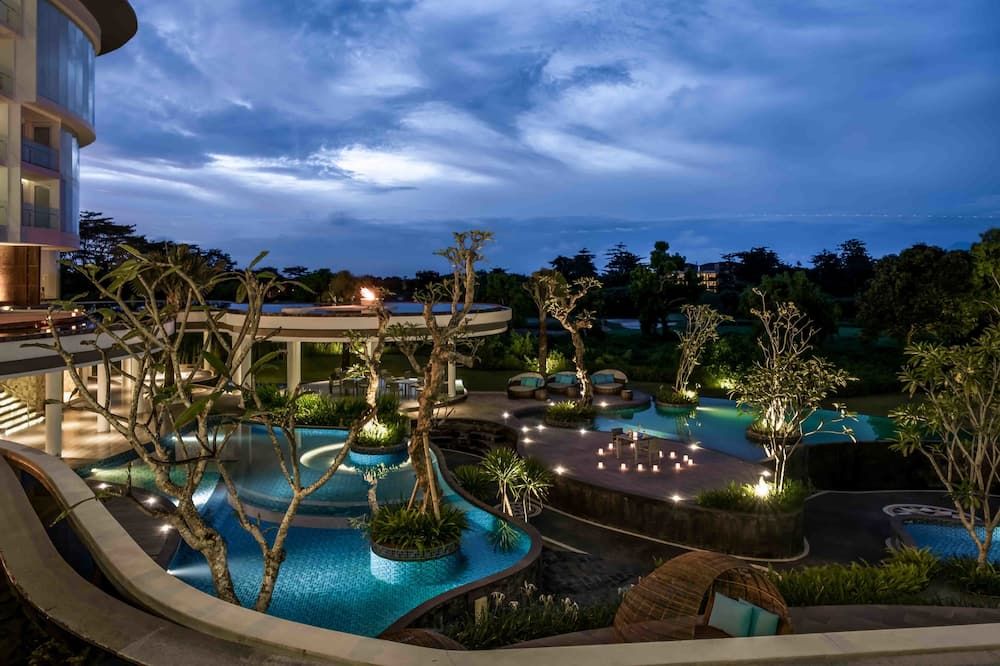 حوض السباحة