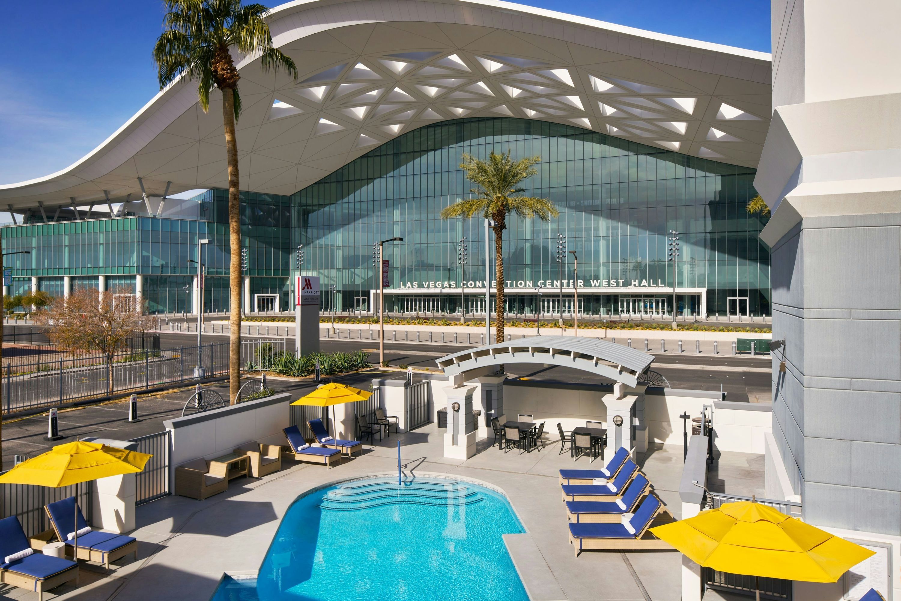 حوض السباحة