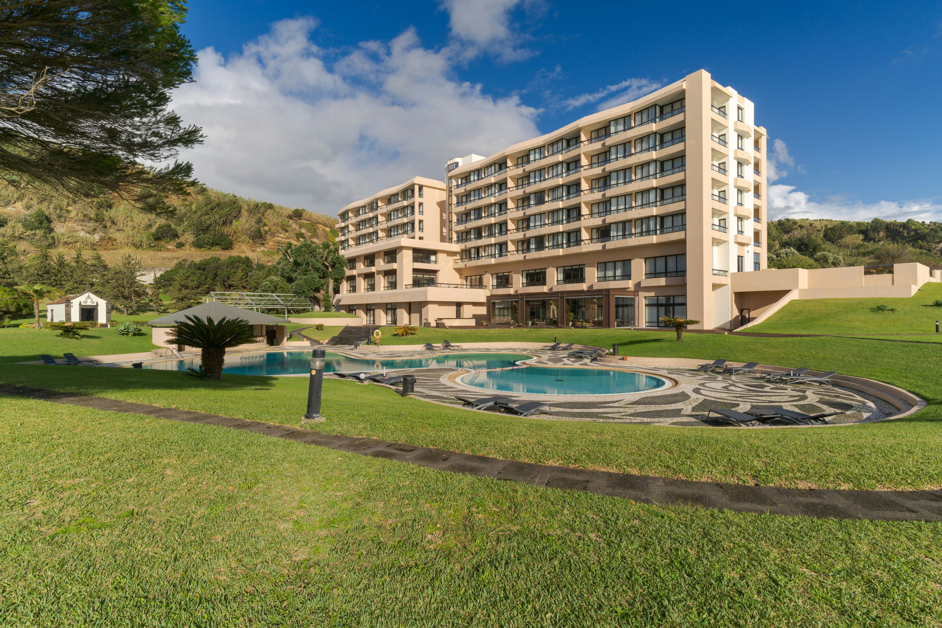 حوض السباحة