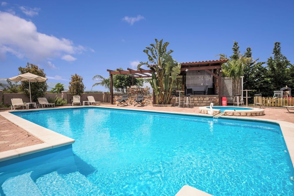 حوض السباحة