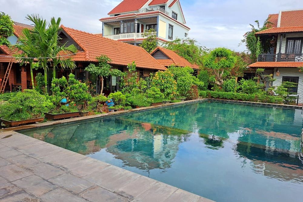 حوض السباحة