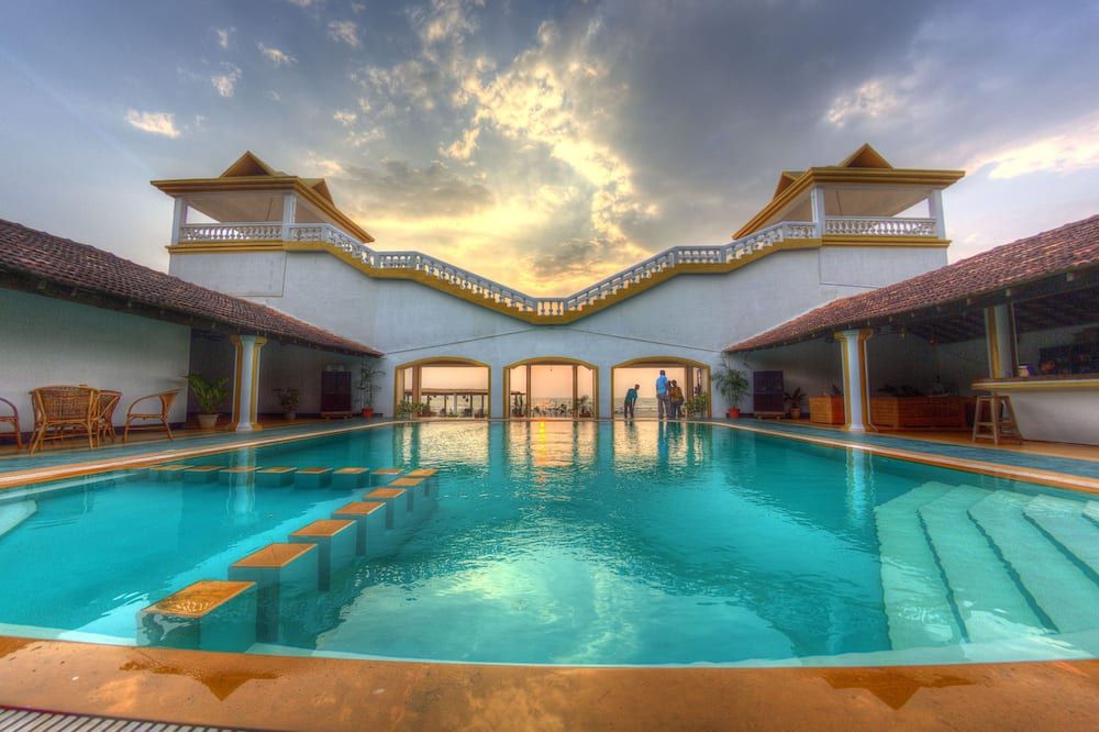 حوض السباحة