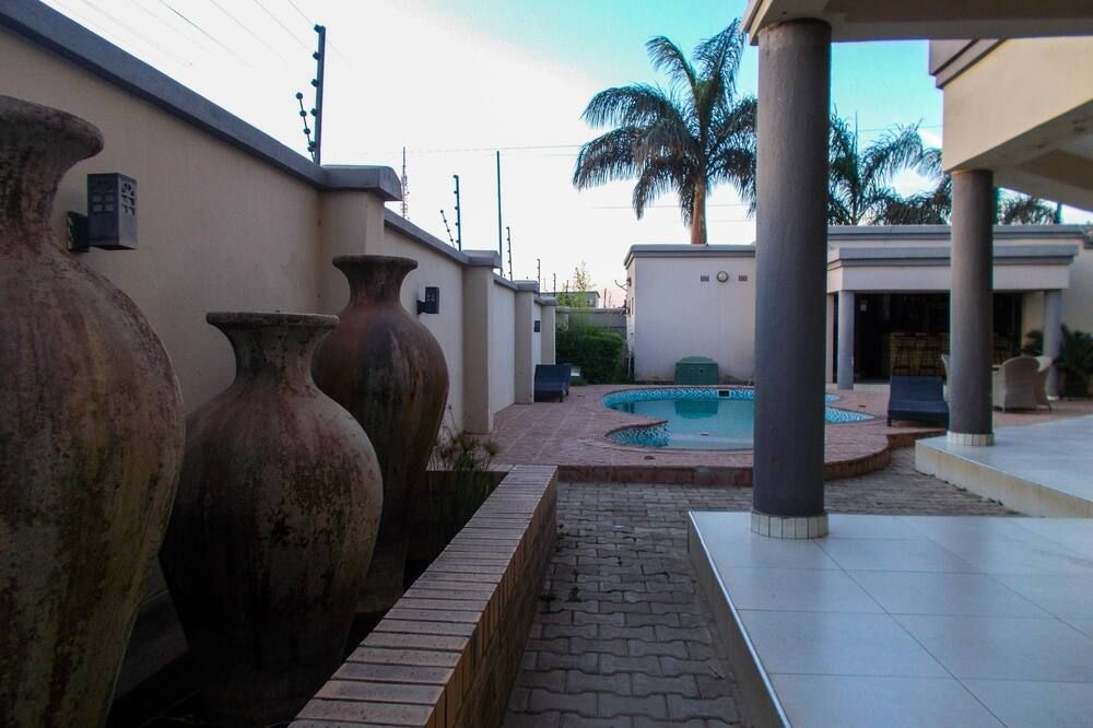 حوض السباحة