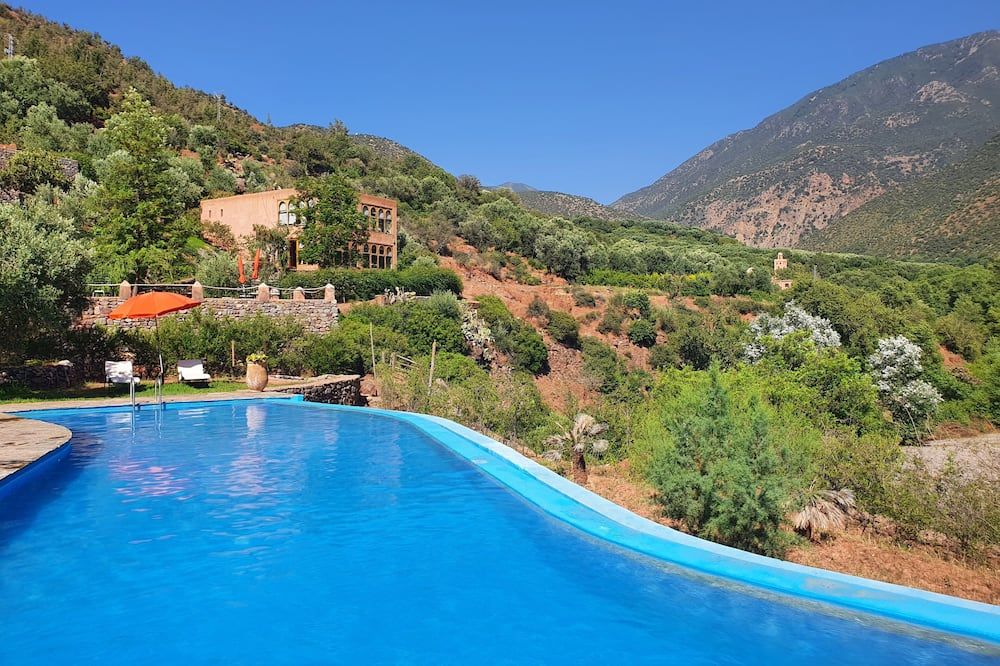 حوض السباحة