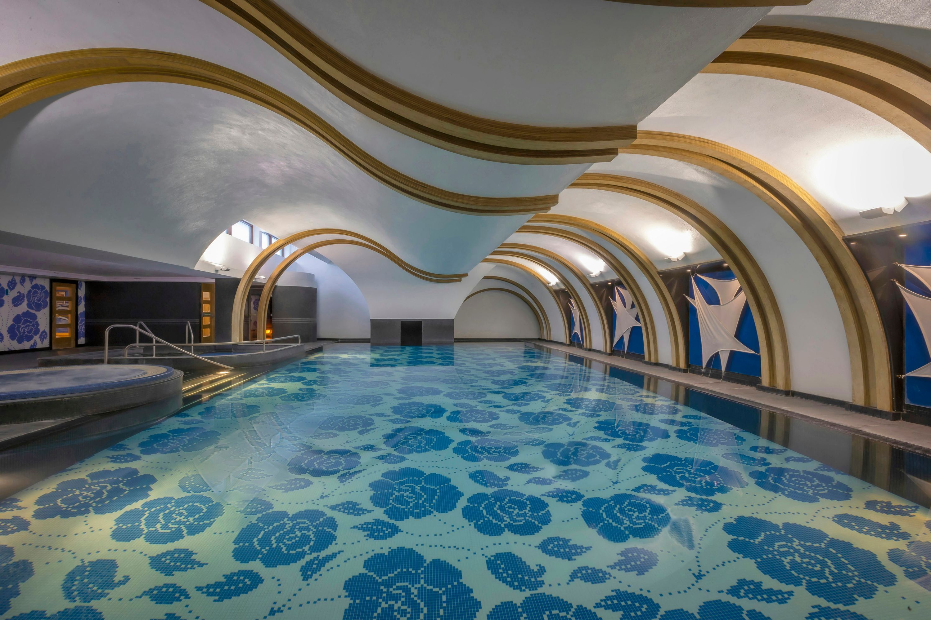 حوض السباحة