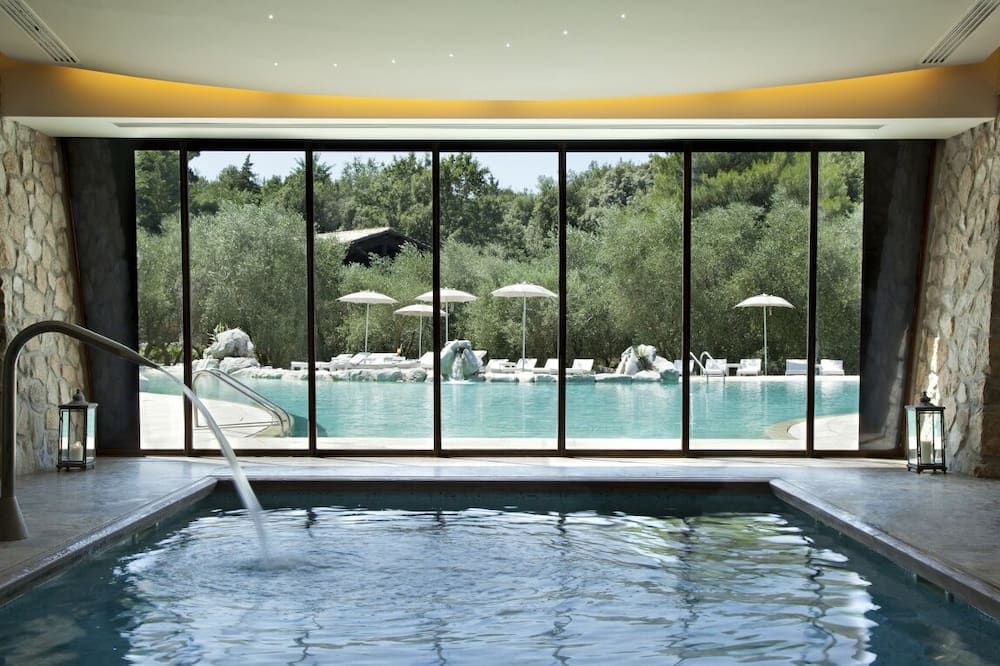 حوض السباحة