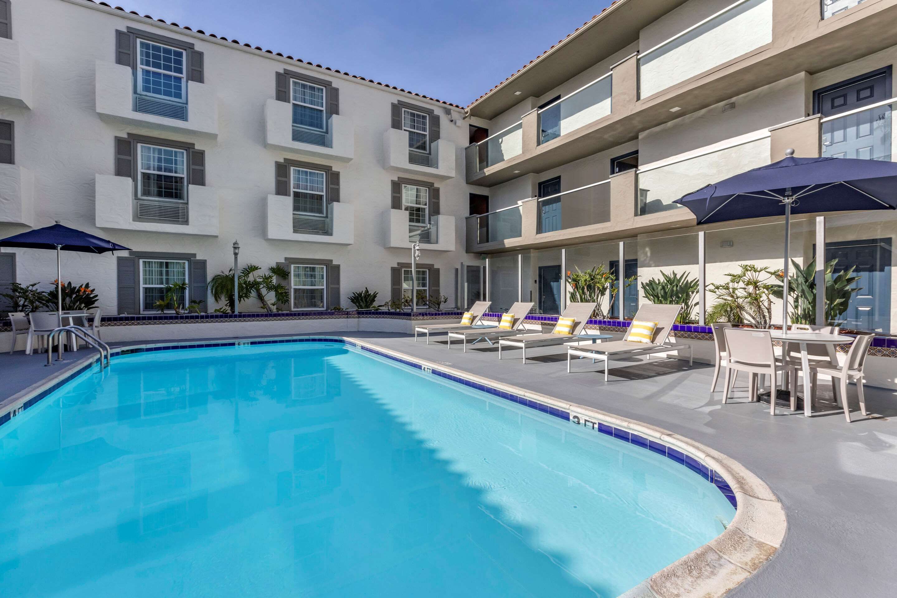 حوض السباحة