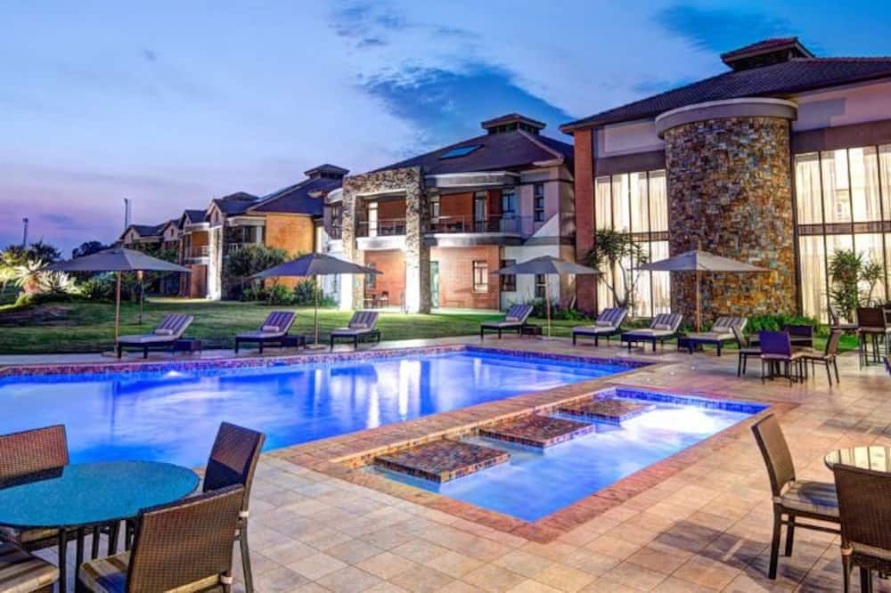 حوض السباحة