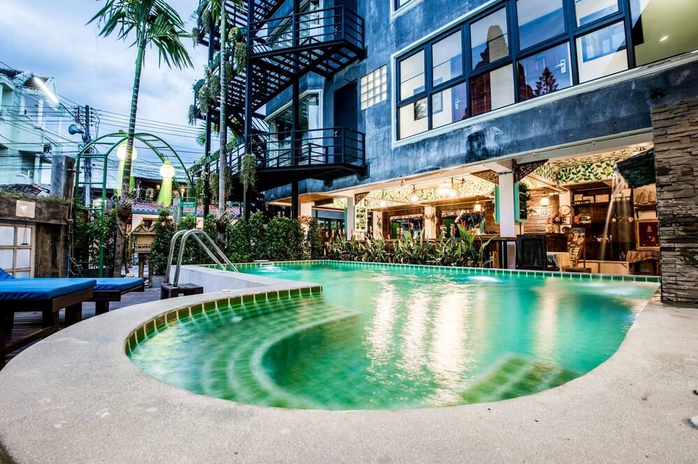 حوض السباحة صورة