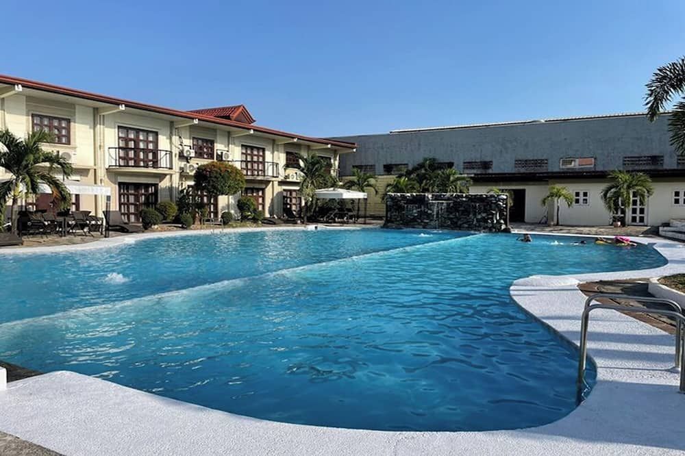 حوض السباحة