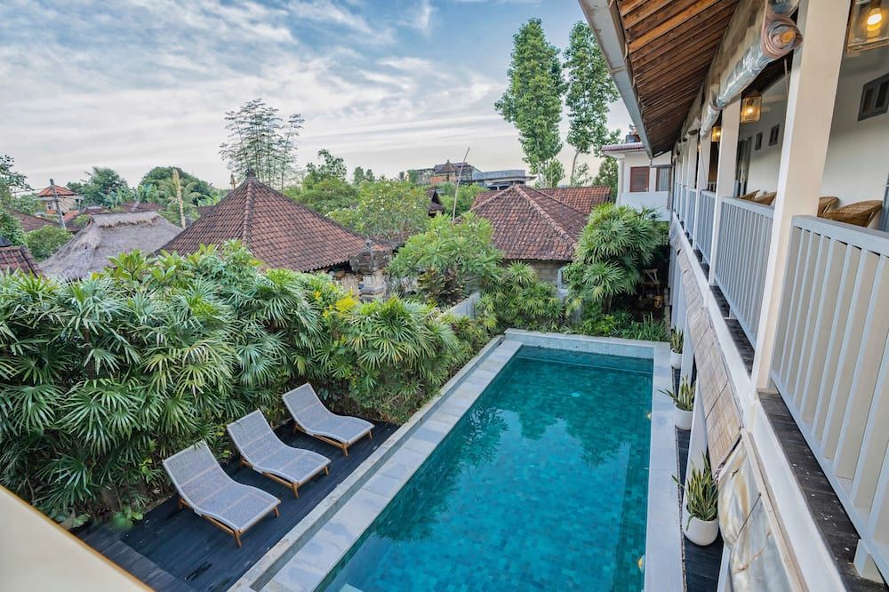 حوض السباحة