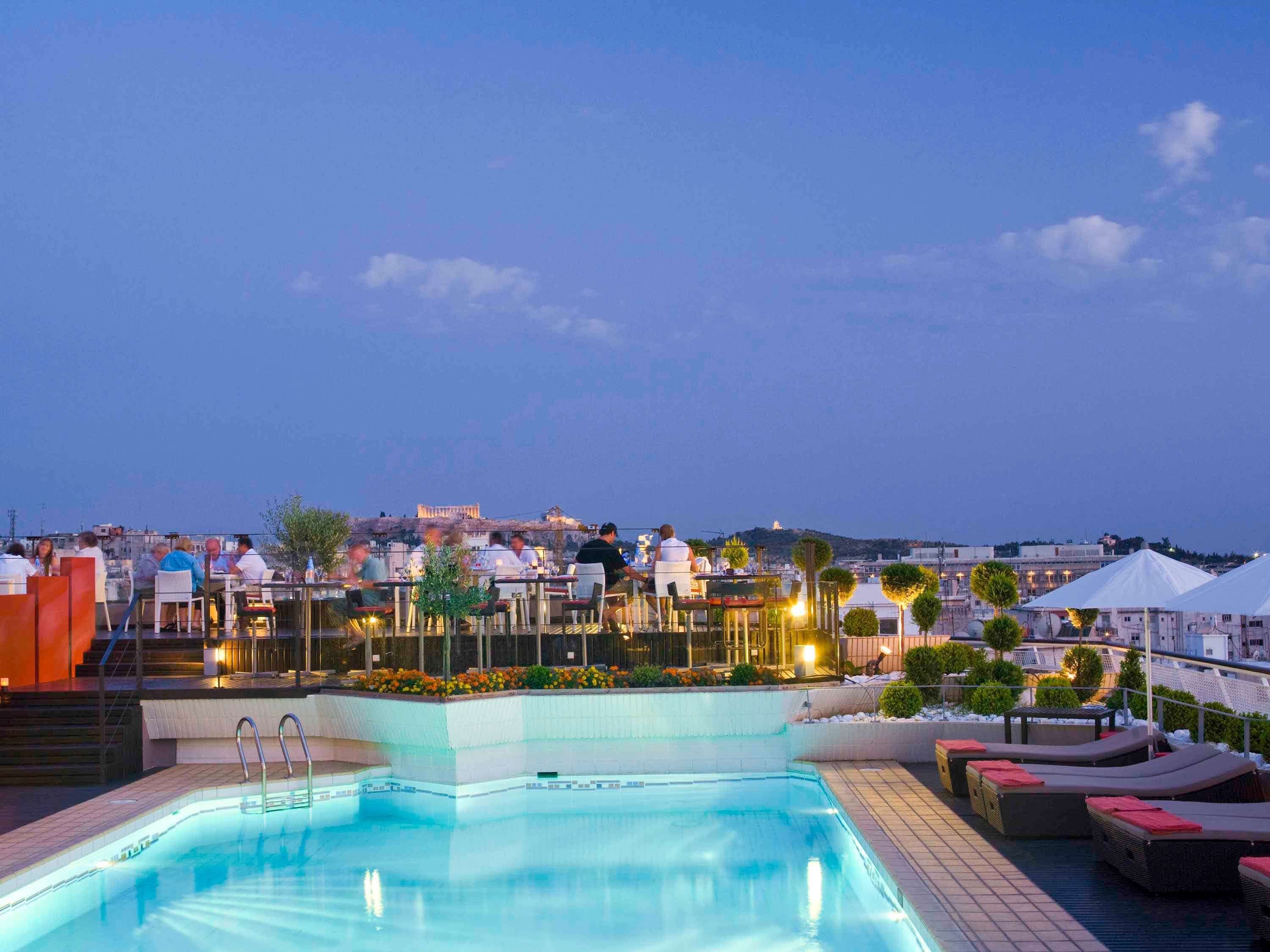 حوض السباحة