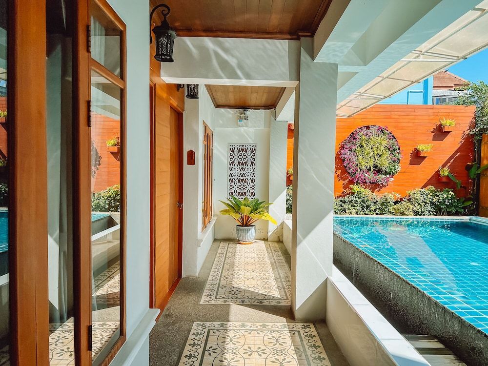 حوض السباحة