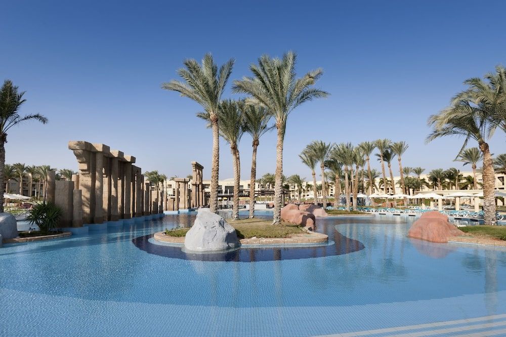 حوض السباحة