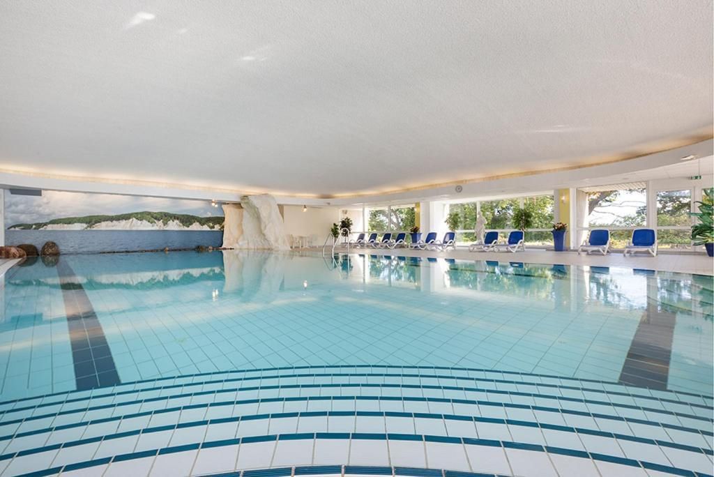 حوض السباحة