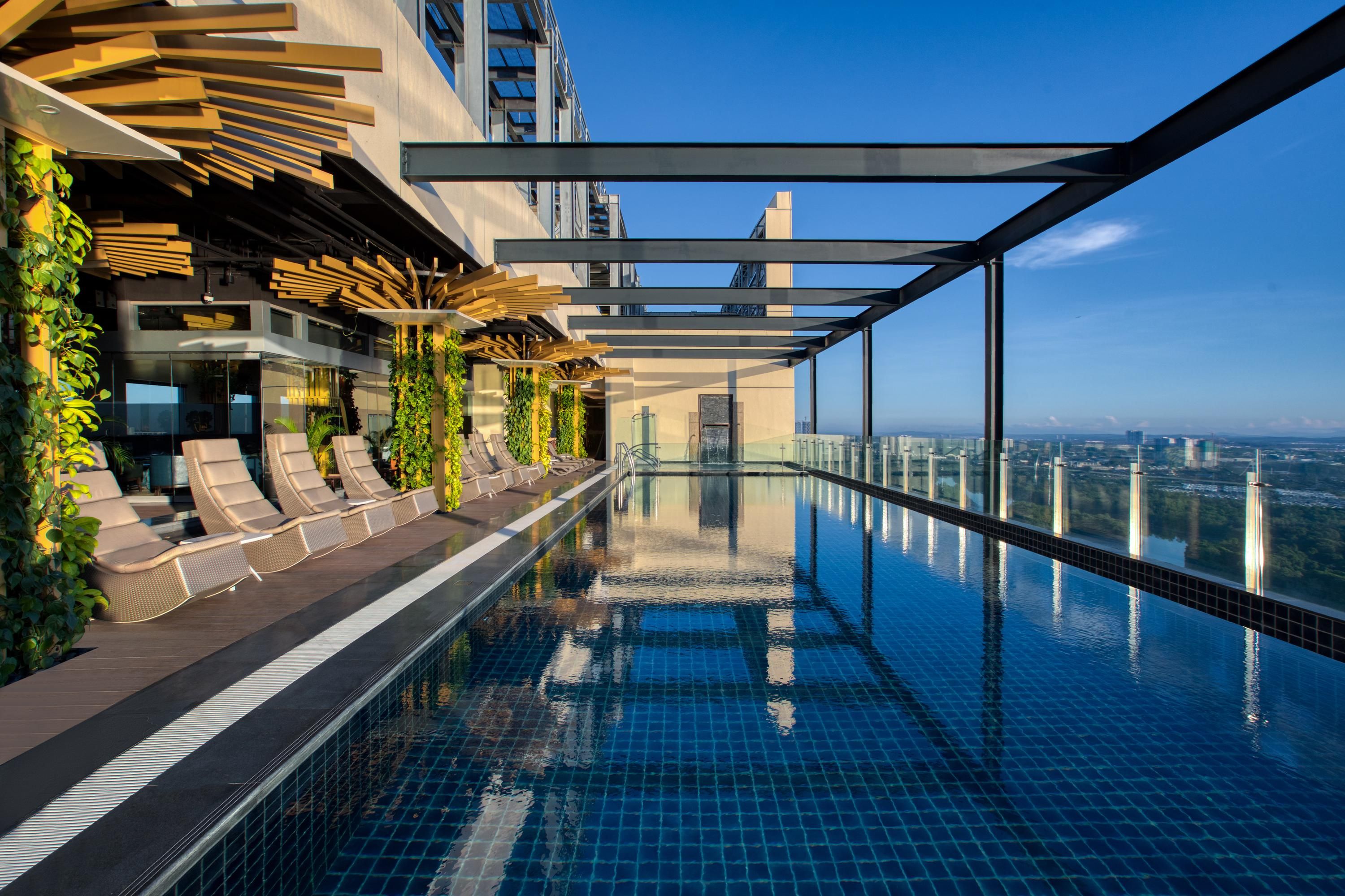 حوض السباحة