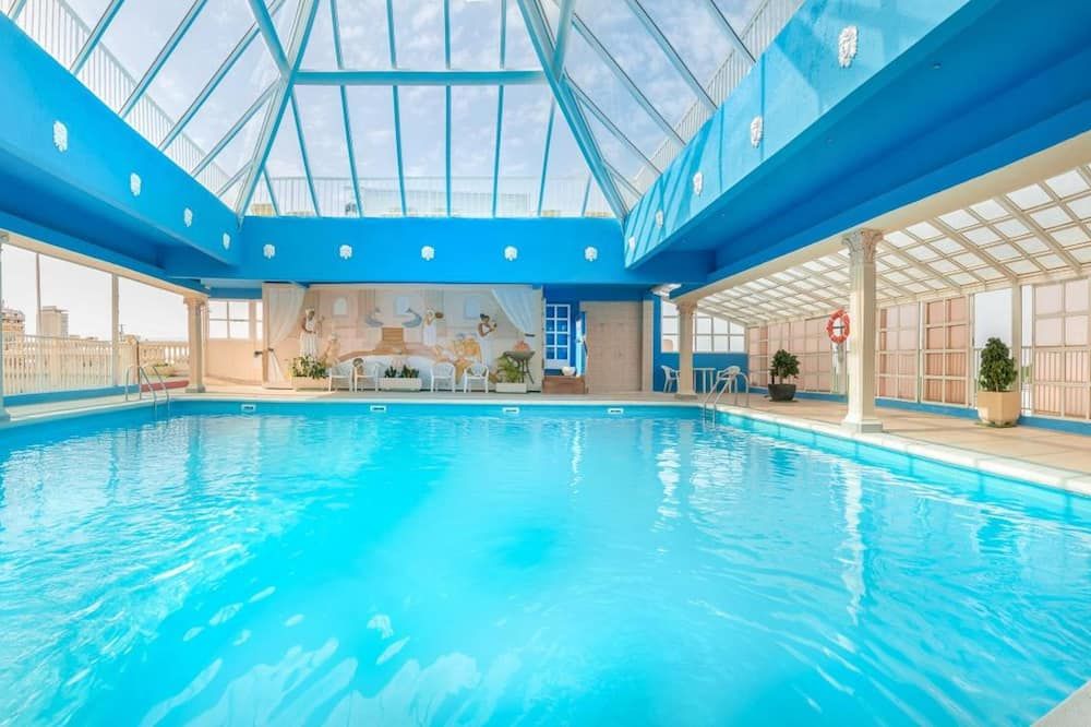 حوض السباحة