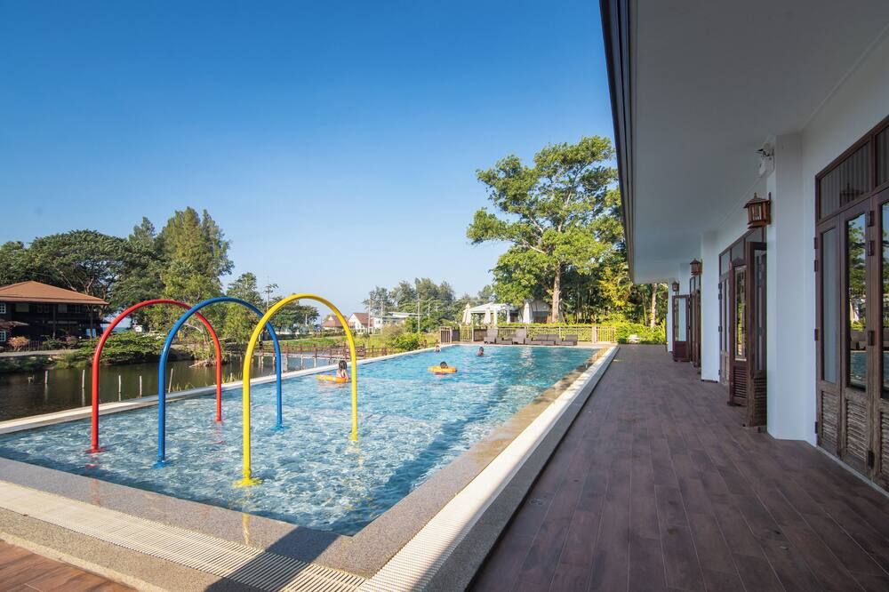 حوض السباحة