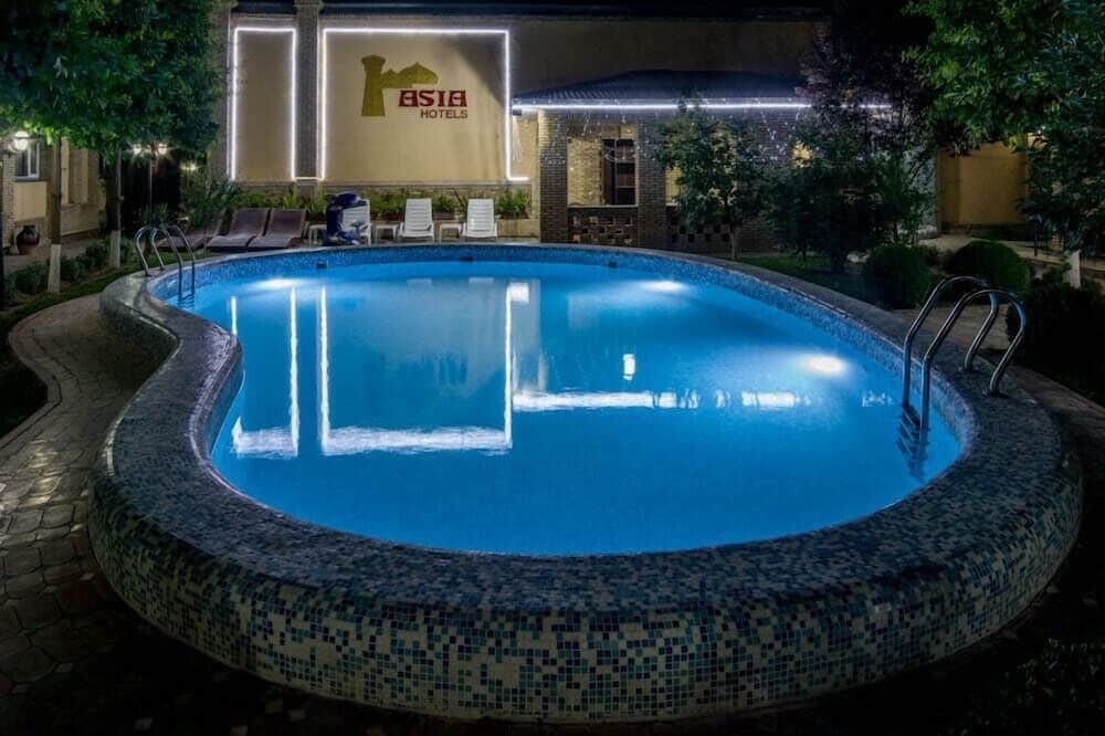 حوض السباحة