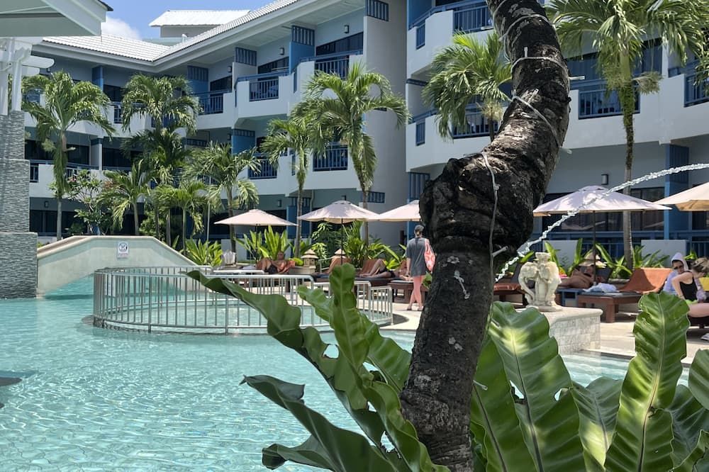 حوض السباحة