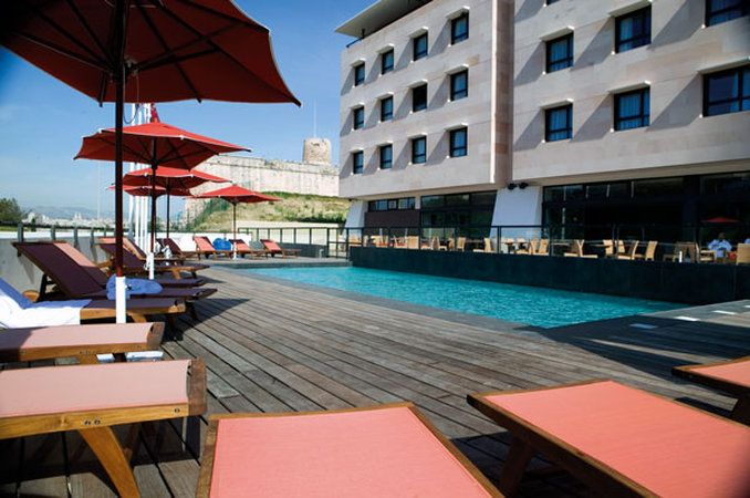 حوض السباحة