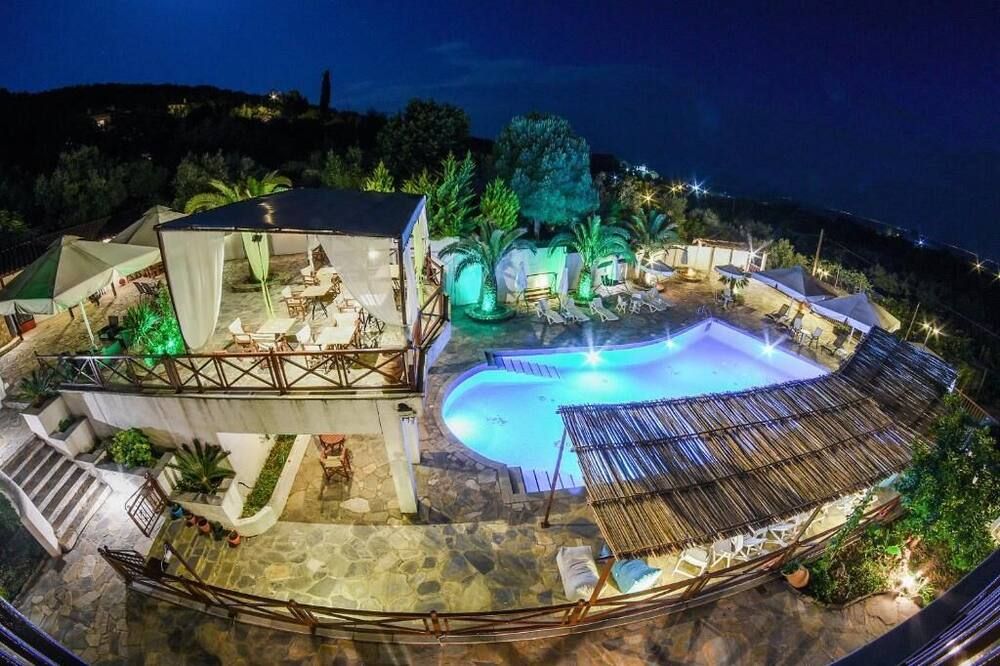 حوض السباحة