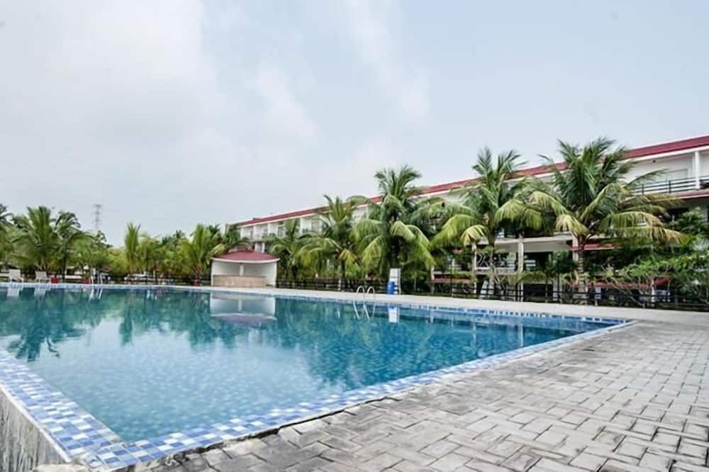 حوض السباحة