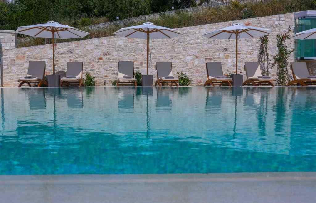 حوض السباحة