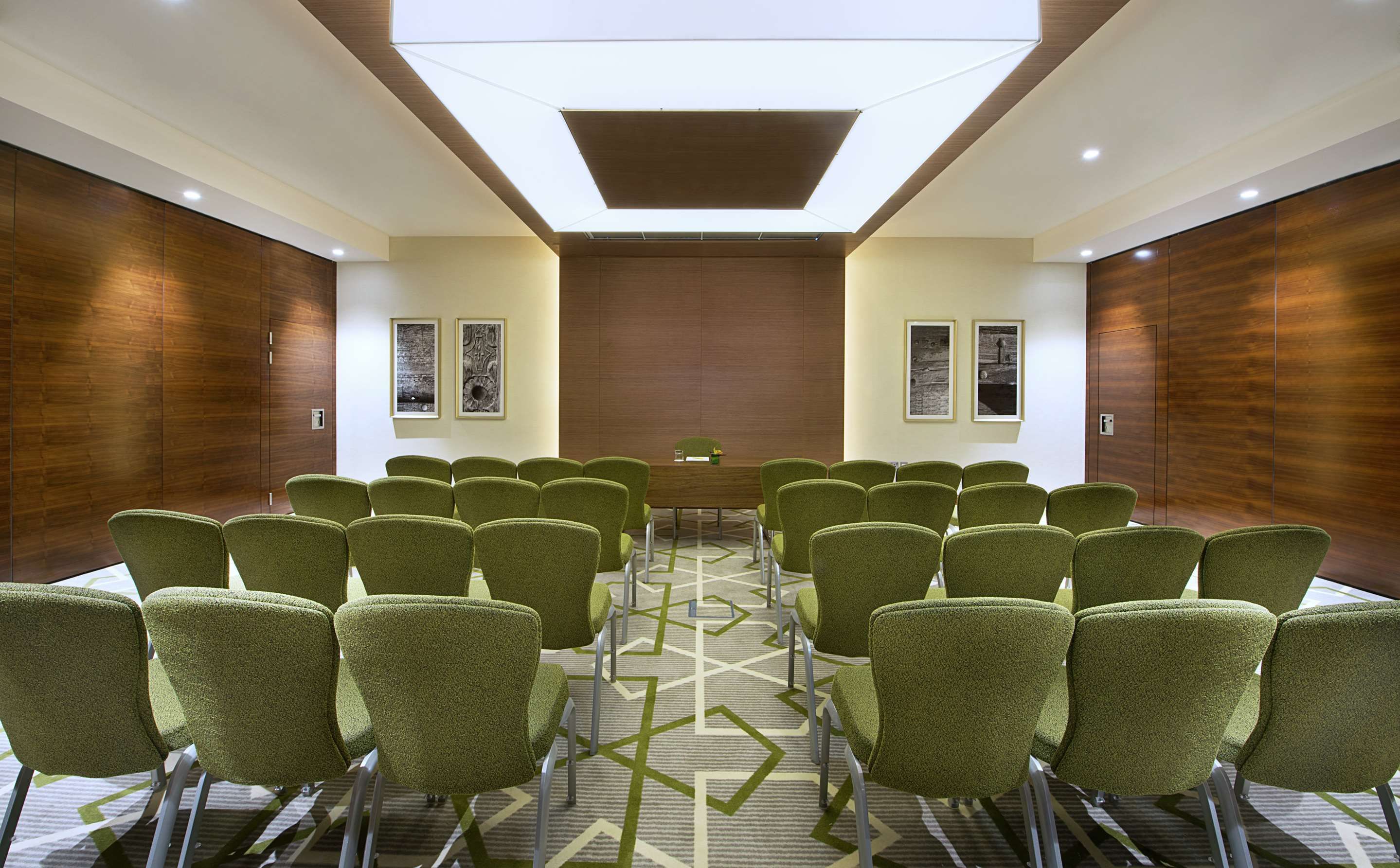 غرفة الاجتماعات