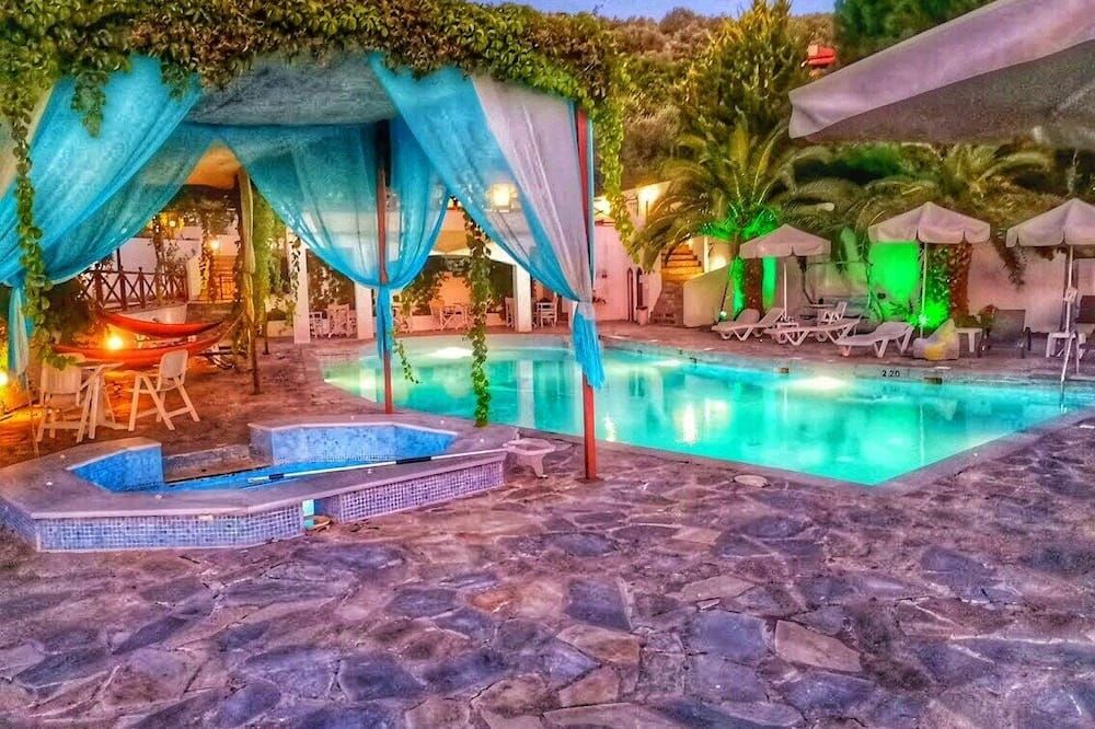 حوض السباحة