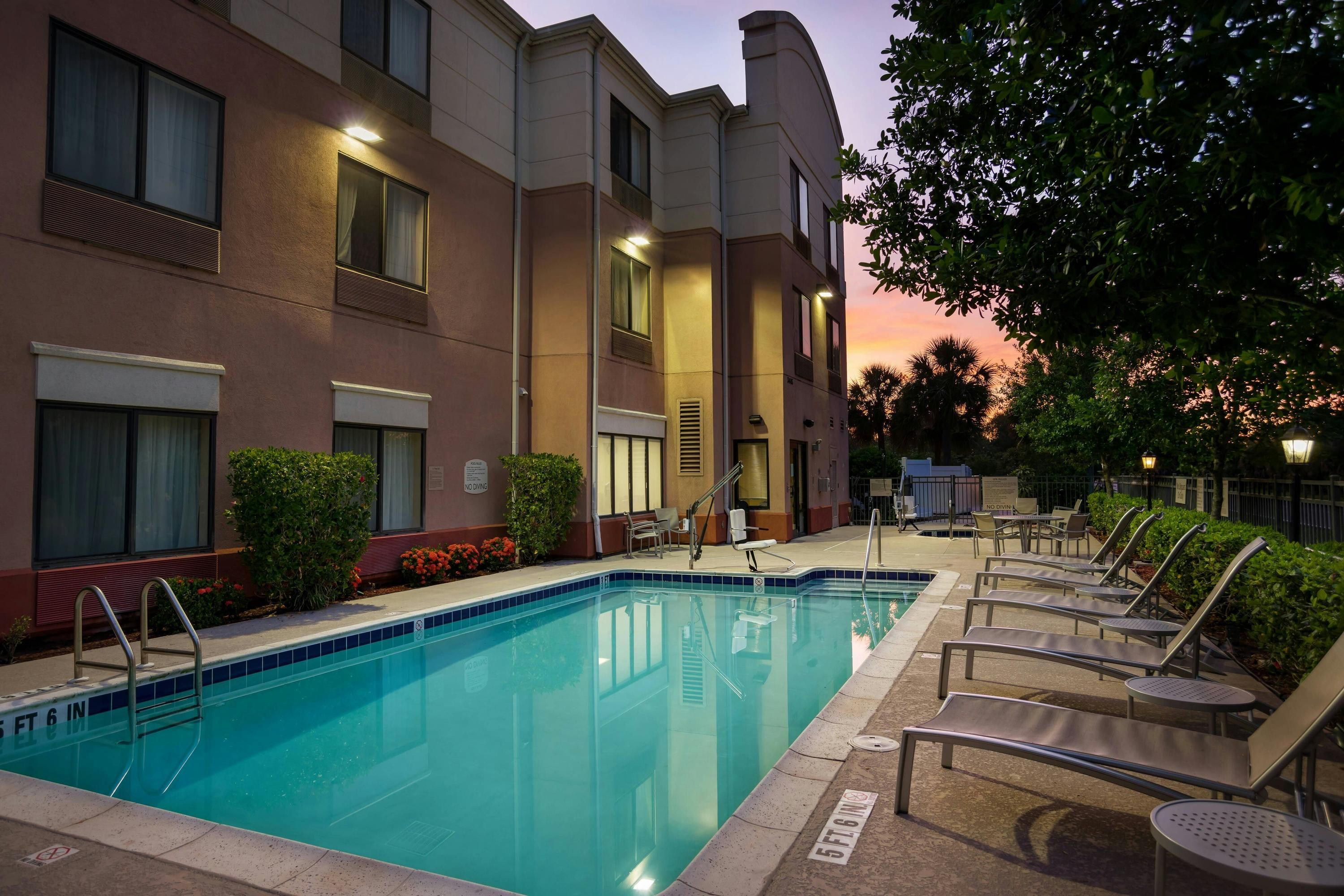 حوض السباحة