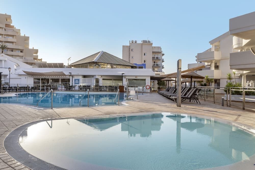 حوض السباحة