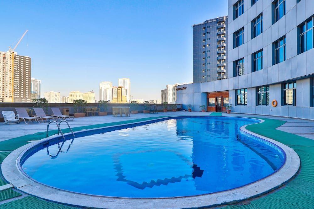 حوض السباحة