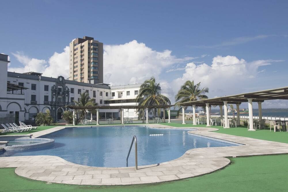 حوض السباحة