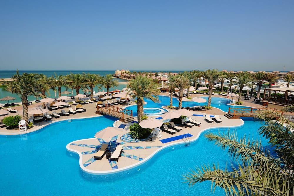 حوض السباحة