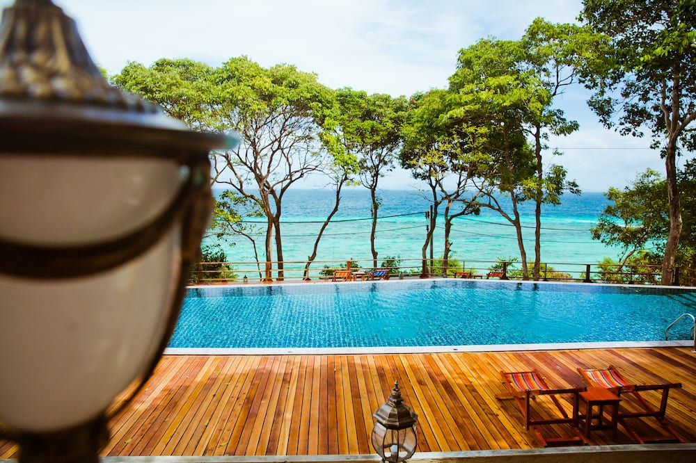 حوض السباحة